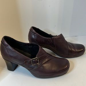 CLARKS ARTISAN BURGUNDY HEEL SHOES SZ 6 1/2 M